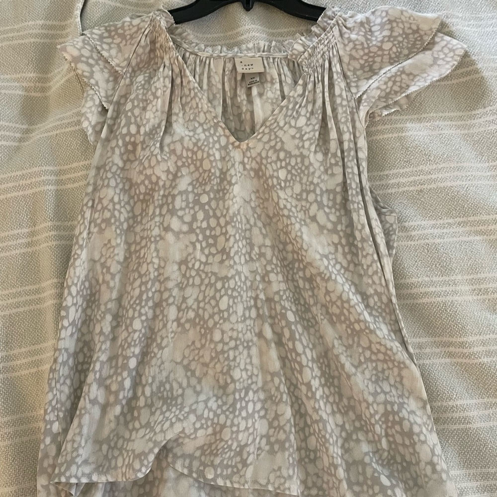 A New Day: Size XS White and Grey Spotted Top